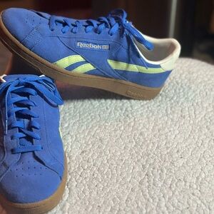 Reebok Club C grounds UK shoes in Kenetic Blue and Astro Lime. Sz 11